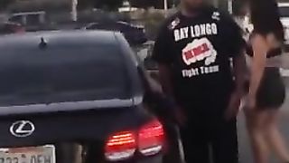 Due puttane mezze nude si prendono a botte per strada...