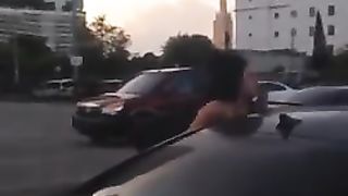 Due puttane mezze nude si prendono a botte per strada...