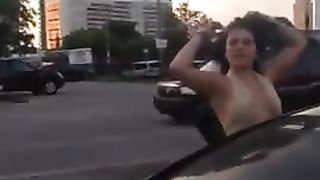 Due puttane mezze nude si prendono a botte per strada...