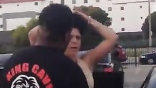 Due puttane mezze nude si prendono a botte per strada...