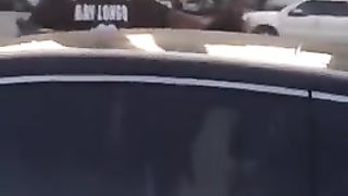 Due puttane mezze nude si prendono a botte per strada...