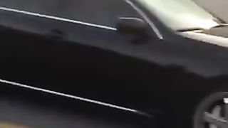 Due puttane mezze nude si prendono a botte per strada...