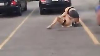 Due puttane mezze nude si prendono a botte per strada...