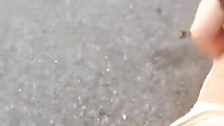 Due puttane mezze nude si prendono a botte per strada...