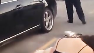 Anteprima del video: Due puttane mezze nude si prendono a botte per strada...