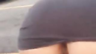 Due puttane mezze nude si prendono a botte per strada...