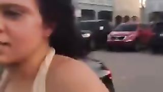 Due puttane mezze nude si prendono a botte per strada...