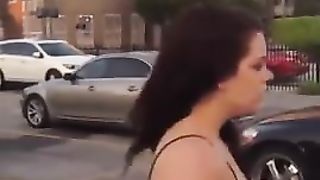 Due puttane mezze nude si prendono a botte per strada...