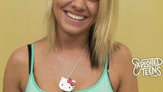 Cute teen bionda fa sesso in video
