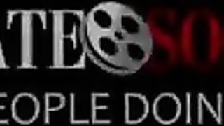 Gode e soffre con un cazzone in culo