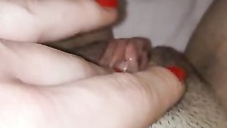 La porcella si masturba la sua fantastica figa