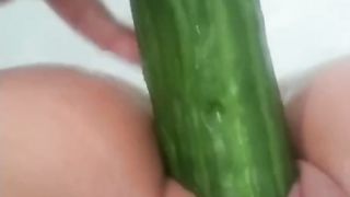 Sara si masturba nella vasca da bagno