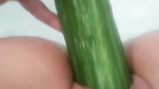 Sara si masturba nella vasca da bagno