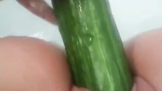 Sara si masturba nella vasca da bagno