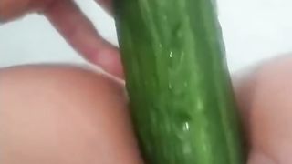 Sara si masturba nella vasca da bagno