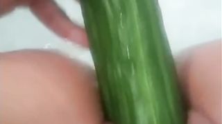 Sara si masturba nella vasca da bagno