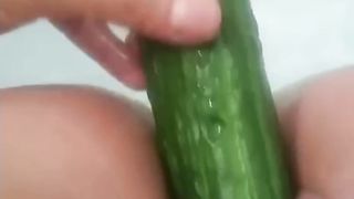 Sara si masturba nella vasca da bagno