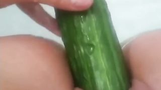 Sara si masturba nella vasca da bagno