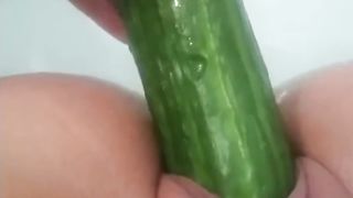 Sara si masturba nella vasca da bagno