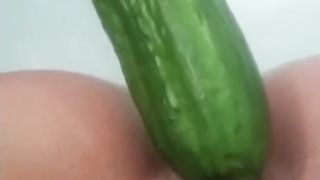 Sara si masturba nella vasca da bagno