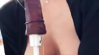 Bella biondina amante del bricolage