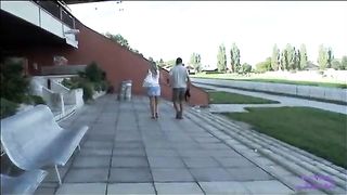 Alla fermata del bus in Cecoslovacchia