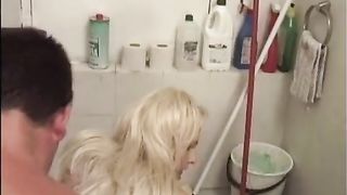 Anteprima del video: Bella milf bionda inculata dal meccanico