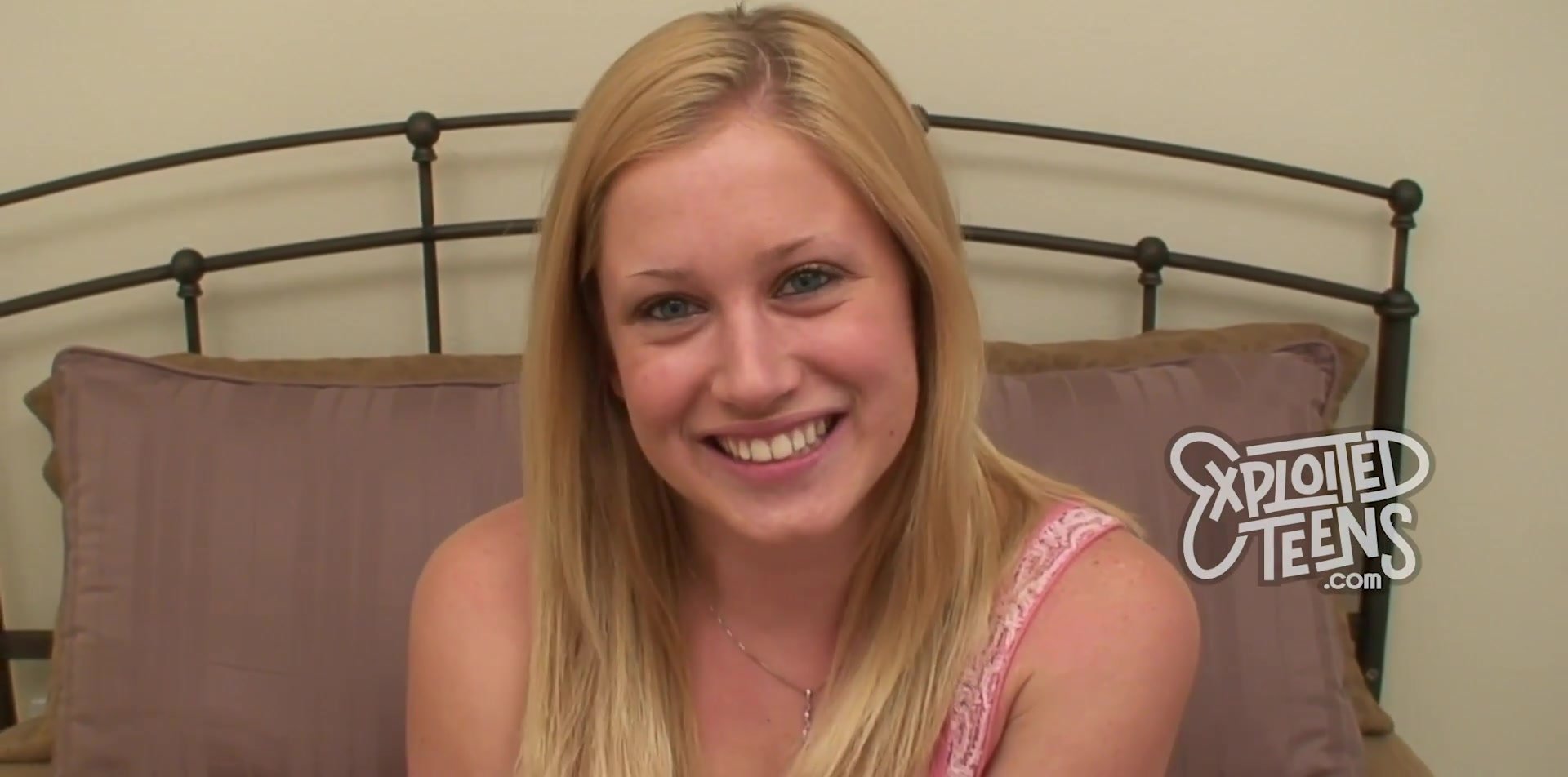 Bella teen bionda succhia un cazzo