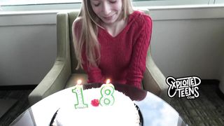 Biondina magra fa il suo primo porno