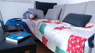 Mi masturbo guardando un porno