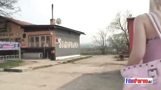 Bella puttana bionda dell'est rimorchia un ragazzo