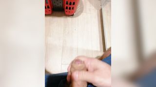 Esibizionista si sega e sborra in un camerino