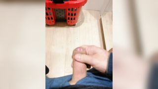 Anteprima del video: Esibizionista si sega e sborra in un camerino