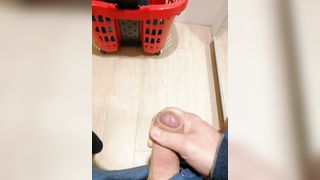 Esibizionista si sega e sborra in un camerino