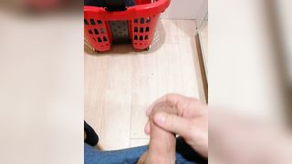 Esibizionista si sega e sborra in un camerino