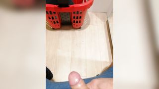 Esibizionista si sega e sborra in un camerino