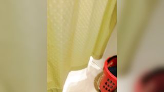 Esibizionista si sega e sborra in un camerino