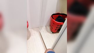 Esibizionista si sega e sborra in un camerino