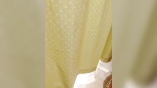 Esibizionista si sega e sborra in un camerino