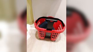 Esibizionista si sega e sborra in un camerino