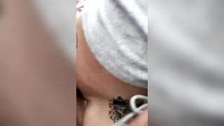 Giovane asiatica tatuata succhia e cavalca cazzo