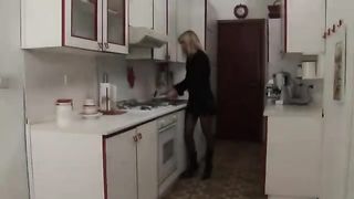 Mamma bionda lo vuole in culo dal figlio