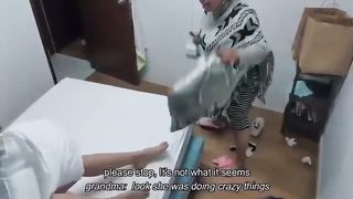 Brunetta beccata a masturbarsi nella sua camera