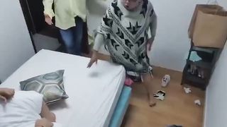 Brunetta beccata a masturbarsi nella sua camera