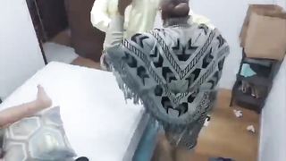 Brunetta beccata a masturbarsi nella sua camera