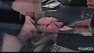 Pompino a un cazzo con preservativo