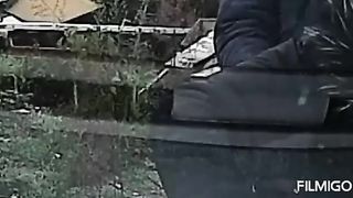 Pompino a un cazzo con preservativo