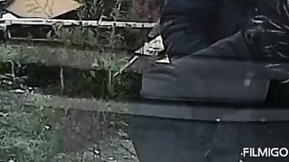 Pompino a un cazzo con preservativo