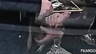 Pompino a un cazzo con preservativo