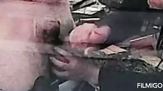 Pompino a un cazzo con preservativo